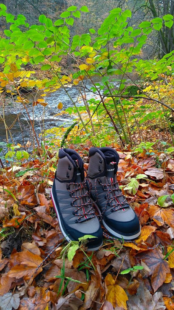 Nové brodící boty u podzimní řeky