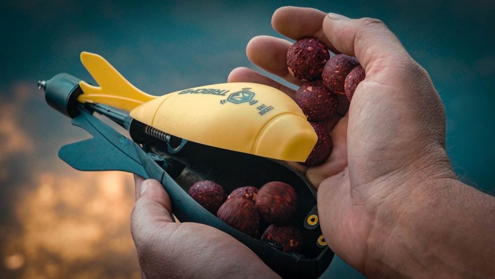 zakrmovací raketa tribomb